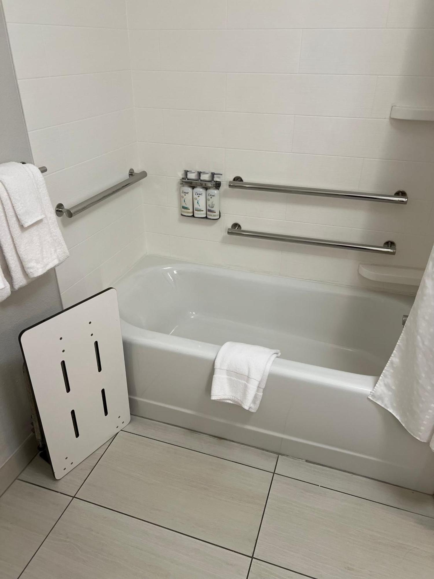 Holiday Inn Express & Suites Mobile - University Area By Ihg Exterior foto